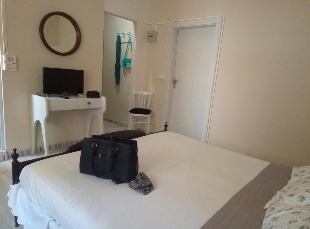 La Villa Bellaria-Igea Marina Bagian luar foto